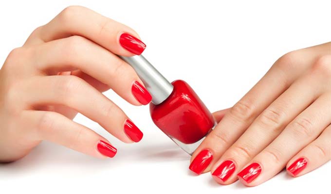 Pose d'ongle gel ou résine chez Amour d'ongle Toulouse ©shutterstock
