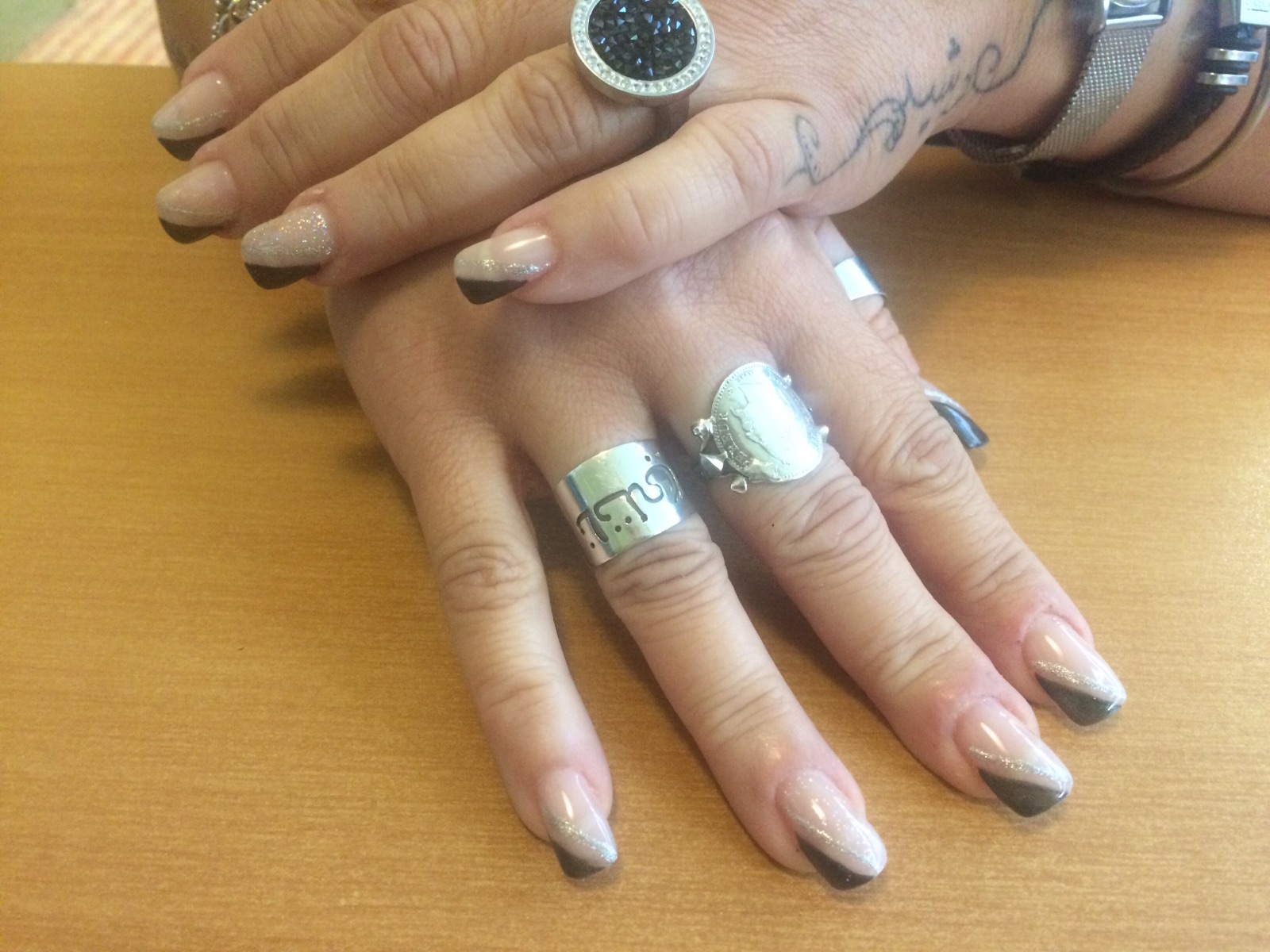 Réalisation Chantal Amour d'ongle - ongles noir et blanc stass